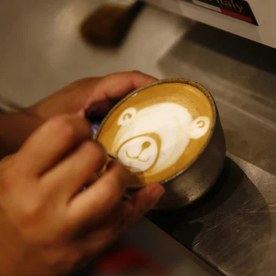 PORTO ALEGRE, RS, BRASIL,  21/12/2021- Fotos de Isis Correa, barista do Mercado Brasco, vencedora de competição de latte art, dos cafés que ela faz e da nova cafeteria no Instituto Caldeira.  Foto: Félix Zucco / Agencia RBS<!-- NICAID(14973914) -->