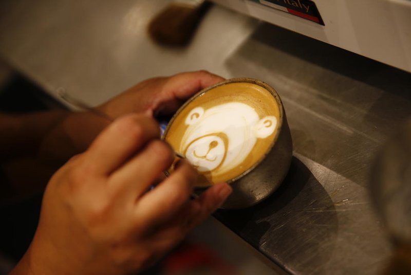 PORTO ALEGRE, RS, BRASIL,  21/12/2021- Fotos de Isis Correa, barista do Mercado Brasco, vencedora de competição de latte art, dos cafés que ela faz e da nova cafeteria no Instituto Caldeira.  Foto: Félix Zucco / Agencia RBS<!-- NICAID(14973914) -->