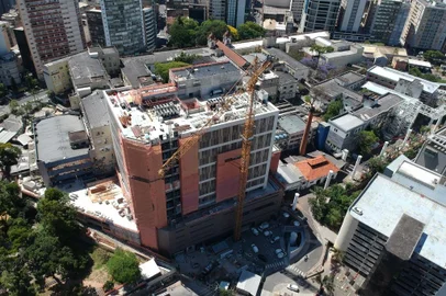 Alexandre Grendene e Nora Teixeira confirmaram a doação de mais R$ 20 milhões para a Santa Casa<!-- NICAID(14975181) -->