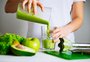 Exagerou na comida e na bebida? Veja como fazer um "detox" depois das festas de fim de ano
