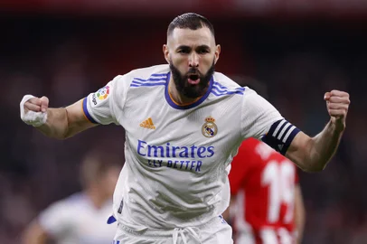 ESP - FUTEBOL/CAMPEONATO ESPANHOL/ATHLETIC BILBAO/REAL MADRID - ESPORTES - Karim Benzema, do Real Madrid, comemora depois de marcar seu gol durante a partida   de futebol contra o Athletic Bilbao, no estádio San Mames, em Bilbao, na Espanha,   nesta quarta-feira, 22 de dezembro de 2021. Com grande atuação de Éder Militão,   Toni Kross e Benzema, o Real Madrid superou a pressão do time do Athletic Bilbao e   de seus 42 mil torcedores para vencer, nesta quarta-feira, por 2 a 1, e aumentar a   vantagem na classificação do Campeonato Espanhol. Com a 14ª vitória em 19 partidas   disputadas, o Real alcança os 46 pontos, oito a mais que o vice-líder Sevilla, que   se apresentou apenas 18 vezes. O Athletic Bilbao, com 24 pontos, é o décimo   colocado.   22/12/2021 - Foto: RICARDO LARREINA/ASSOCIATED PRESS/ESTADÃO CONTEÚDO<!-- NICAID(14975554) -->