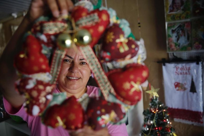 Canoas, RS, Brasil, 20-12-2021: A artesã Jaqueline Dias Dutra, 51, moradora da Rua Natal de Jesus, com artesanato que produz em casa. (Foto: Mateus Bruxel / Agência RBS)Indexador: Mateus Bruxel<!-- NICAID(14972375) -->