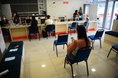 CAXIAS DO SUL, RS, BRASIL, 29/12/2021. Quase 800 motoristas de Caxias do Sul têm até sexta-feira para renovar a Carteira Nacional de Habilitação. NO CFC São Cristóvão, no Centro, não houve movimentação acima do normal nestes últimos dias em função dos documentos que estão prestes a expirar. (Porthus Junior/Agência RBS)<!-- NICAID(14979126) -->