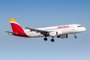 Iberia Airbus A320 airplane at Paris OrlyParis, France - August 16, 2018: Iberia Airbus A320 airplane at Paris Orly airport (ORY) in France. Airbus is an aircraft manufacturer from Toulouse, France. Foto: Lukas Wunderlich / stock.adobe.comIndexador: Lukas WunderlichFonte: 316094504<!-- NICAID(14981542) -->