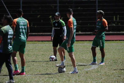 CAXIAS DO SUL, RS, BRASIL (30/12/2021)Treino do Juventude Sub 20 no campo de treino do SESI. (Antonio Valiente/Agência RBS)<!-- NICAID(14979760) -->