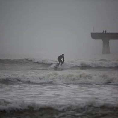 TRAMANDAÍ, RS, BRASIL, 05/01/2022 - Ambiental na Plataforma de Tramandaí. Apesar de mais um dia nublado, surfistas aproveitam dia sem vento e boas ondas para prática do esporte. Foto: Jefferson Botega / Agencia RBS<!-- NICAID(14982613) -->