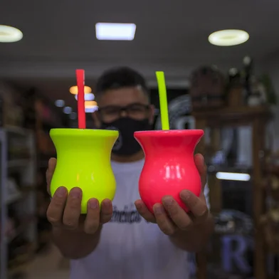 Tramandaí, RS, Brasil - Tendências do verão. Roupas neon virou febre entre veranistas. Na foto ,Alison da Rosa Vidal, atendente na loja é Querência das Cuias. Foto: Jefferson Botega / Agencia RBSIndexador: Jeff Botega<!-- NICAID(14982930) -->