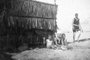 Veranistas em biombo usado para trocar roupa e se proteger do vento em Tramandaí. Início século 19. Ano desconhecido.<!-- NICAID(14983533) -->