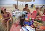 É possível comer fritura e tomar cerveja na praia sem prejudicar a alimentação? Nutricionista dá dicas