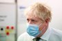 O primeiro-ministro britânico, Boris Johnson, visita um centro de vacinação em Northampton em 6 de janeiro de 2022. - O governo do Reino Unido anunciou mudanças nas regras de viagem da Covid para a Inglaterra, eliminando a necessidade de os visitantes fazerem testes antes da partida e quarentena na chegada até que tenham resultado negativo . (Foto de PETER CZIBORRA / POOL / AFP)<!-- NICAID(14984066) -->