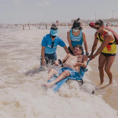 TRAMANDAÍ, RS, BRASIL - 09.01.2022 - Sesc oferece banho de mar para pessoas com deficiência física em Tramandaí. Na foto, o cadeirante Tiago Custódio Ribeiro. (Foto: Marco Favero/Agencia RBS)<!-- NICAID(14985855) -->