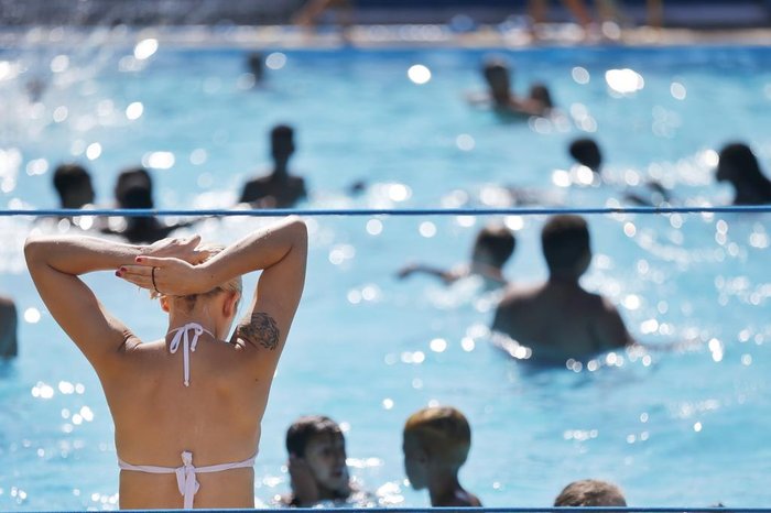 Dia ensolarado levou muitas pessoas à piscina do Cevi