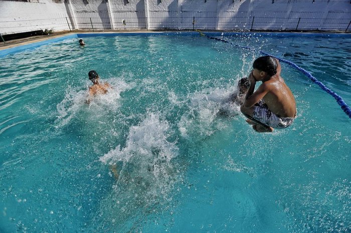Crianças se divertem na piscina do Cecopam
