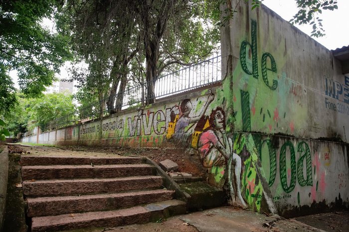 O muro onde está o grafite, fica de frente para a praça Doutor João Petersen Júnior