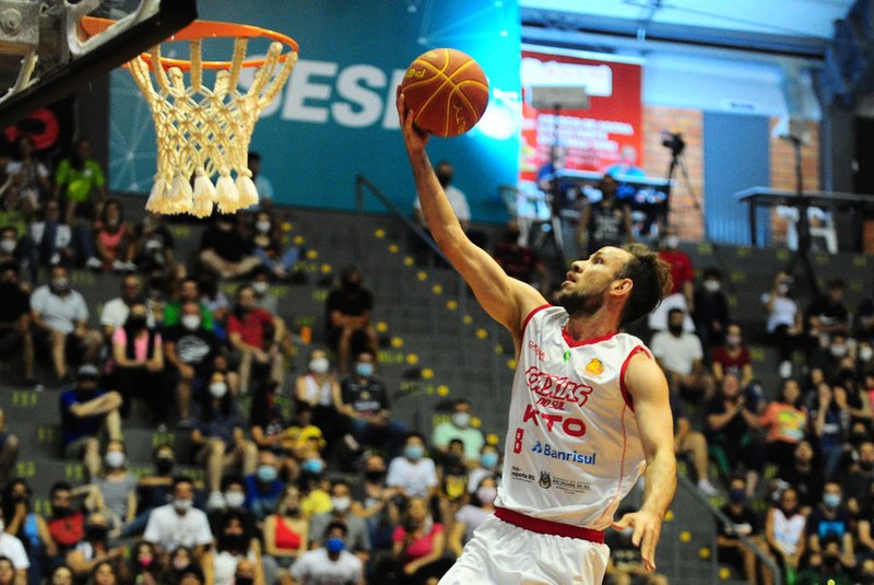 CAXIAS DO SUL, RS, BRASIL, 30/12/2021. Caxias do Sul Basquete x Mogi das Cruzes, jogo válido pela 15ª rodada do Novo Basquete Brasil (NBB) e realizado no Ginásio do Sesi. (Porthus Junior/Agência RBS)<!-- NICAID(14980469) -->