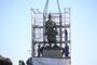 PORTO ALEGRE, RS, BRASIL - 2022.01.11 - Mais de cem dias depois, estátua do Laçador retorna restaurada ao seu sítio. (Foto: ANDRÉ ÁVILA/ Agência RBS)Indexador: Andre Avila<!-- NICAID(14987487) -->