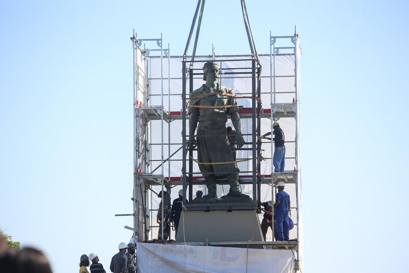 PORTO ALEGRE, RS, BRASIL - 2022.01.11 - Mais de cem dias depois, estátua do Laçador retorna restaurada ao seu sítio. (Foto: ANDRÉ ÁVILA/ Agência RBS)Indexador: Andre Avila<!-- NICAID(14987487) -->