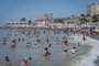 Pessoas são vistas na praia Torreon del Monje, em Mar del Plata, Argentina, em 11 de janeiro de 2022. (Foto de Mara Sosti / AFP)<!-- NICAID(14987680) -->