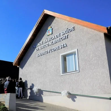 Com mais de 20 servidores da saúde contaminados com covid-19 Gramado fecha sala de vacinas no bairro Floresta. Número de atendimentos a pacientes com suspeita de covid na tenda também aumentou.Mais de 20 servidores da área da saúde que atuam no serviço municipal de Gramado estão afastados devido a confirmação ou suspeita de contágio pela covid-19. Eles atuam na vigilância epidemiológica, tenda covid, unidades básicadas de saúde (UBSs) e demais serviços. O crescente aumento dos casos motivou o fechamento da Sala de Vacinas da Unidade Básica de Saúde Dr. Érico Albrecht, no bairro Floresta, por tempo indeterminado a partir desta quinta-feira (13). <!-- NICAID(14988883) -->
