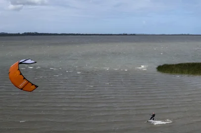 OSÓRIO, RS, BRASIL - Material sobre esportes náuticos para Super Edição. Nas imagens a modalidade kite surf na Escola Mangaviento. Na foto, aluno Lucas Felipe Colling, 33 anos.  Foto: Jefferson Botega / Agencia RBS<!-- NICAID(14988084) -->