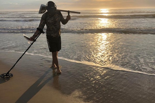 Orlando Machado, 56 anos, percorre a orla de Capão da Canoa em busca de metais escondidos na areia.Foto: Tiago Bitencourt/ Agência RBS<!-- NICAID(14991695) -->