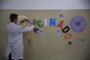 PORTO ALEGRE, RS, BRASIL - No posto do IAPI funcionários preparam o local para receber as crianças para a primeira dose da vacina contra Covid-19. Foto: Jefferson Botega / Agencia RBSIndexador: Jeff Botega<!-- NICAID(14991827) -->
