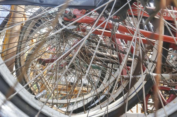 Há uma centena de bicicletas de todos os tipos