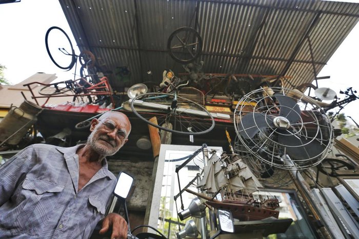 Dono do antiquário desde 1978, Roberto Ernani Gomes da Silva, o Beto Antigo, 77 anos