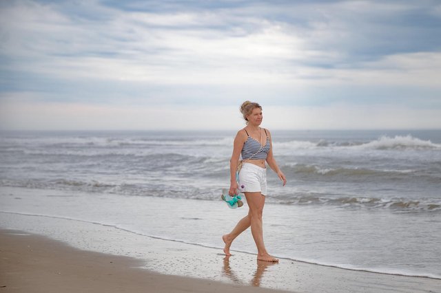Capão da Canoa, RS, BRASIL,  18/01/2021-  Mulheres que se exercitam caminhando na beira da praia (Matéria do Donna). Na foto, Bernadete Susin.  Foto: Anselmo Cunha/Agencia RBS<!-- NICAID(14992464) -->