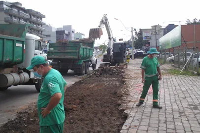 Obra na Perimetral Norte, em Caxias, permitirá criação de nova faixa para conversão na Rua Ludovico Cavinato. Na foto, profissionais da Codeca iniciam os trabalhos<!-- NICAID(14992948) -->