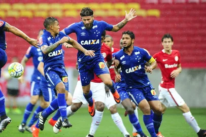 PORTO ALEGRE, RS, BRASIL 27/11/2016 - O Inter enfrenta o Cruzeiro no estádio Beira-Rio, no jogo válido pela 37ª rodada do Campeonato Brasileiro 2016. (FOTO: CARLOS MACEDO/AGÊNCIA RBS).<!-- NICAID(12589600) -->