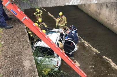 Bombeiros retiraram mulher de dentro do veículo que parou dentro do arroio<!-- NICAID(14993837) -->