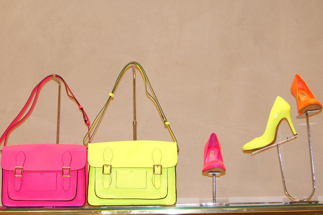 Neon Arezzo<!-- NICAID(8540381) -->