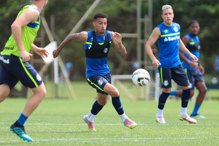 Grêmio negocia empréstimo do meia Patrick ao Santa Clara, de Portugal