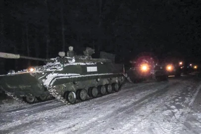 This handout video grab released on January 20, 2022 by Belarus Defence Ministry, shows Russian infantry fighting vehicles upon their arrival for the joint drills in Belarus. - Belarus said on January 18, 2022, that Russian troops had begun arriving in the country for military drills announced against the backdrop of tensions between the West and Russia over neighbouring Ukraine. (Photo by Handout / MINISTRY OF DEFENCE REPUBLIC OF BELARUS / AFP) / RESTRICTED TO EDITORIAL USE - MANDATORY CREDIT AFP PHOTO /Belarus Defence Ministry  - NO MARKETING - NO ADVERTISING CAMPAIGNS - DISTRIBUTED AS A SERVICE TO CLIENTSEditoria: POLLocal: MinskIndexador: HANDOUTSecao: defenceFonte: MINISTRY OF DEFENCE REPUBLIC OF Fotógrafo: Handout<!-- NICAID(14995105) -->