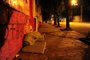 CAXIAS DO SUL, RS, BRASIL, 20/01/2022. Pertences de morador de rua é visto em calçada da Plácido de Castro, no bairro Nossa Senhora de Loudes. Eles haviam deixado o local na tarde de quarta-feira (19/01).  (Porthus Junior/Agência RBS)<!-- NICAID(14995376) -->