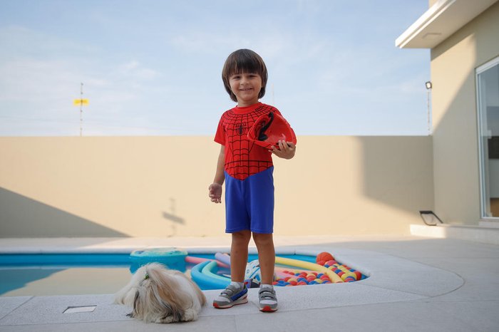 Pequeno de três anos é fã de super-heróis