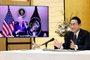 Esta foto de folheto tirada e divulgada pelo Gabinete de Relações Públicas do Gabinete do Japão via Jiji Press mostra o primeiro-ministro do Japão, Fumio Kishida (D), reunido com o presidente dos EUA, Joe Biden (E), durante uma cúpula virtual do gabinete do primeiro-ministro em Tóquio em 21 de janeiro de 2022. (Foto por Folheto / GABINETE DE RELAÇÕES PÚBLICAS DO JAPÃO VIA JIJI PRESS / AFP) / Japan OUT / --- RESTRITO AO USO EDITORIAL - CRÉDITO OBRIGATÓRIO AFP PHOTO / JIJI PRESS / Gabinete de Relações Públicas do Japão - SEM MARKETING SEM CAMPANHAS DE PUBLICIDADE - DISTRIBUÍDO COMO UM SERVIÇO AOS CLIENTES ---<!-- NICAID(14995731) -->