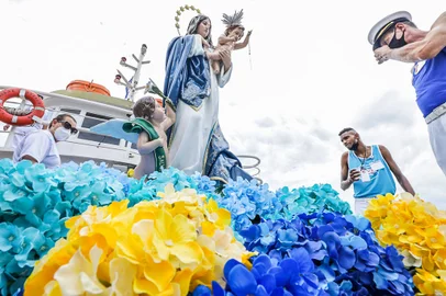 Um translado por terra e por águas marcou o início das homenagens à Nossa Senhora dos Navegantes na manhã deste domingo, 23. Num formato de cortejo inédito, a imagem da santa padroeira de Porto Alegre deixou o Santuário, na zona norte da Capital, e foi levada até o Cais do Porto, de onde partiu para a Ilha da Pintada no barco Cisne Branco.<!-- NICAID(14996666) -->