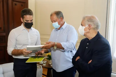 Acompanhado do ex-prefeito José Fogaça, Alceu Moreira entrega a Eduardo Leite propostas aprovadas em seminários do MDB <!-- NICAID(14997458) -->