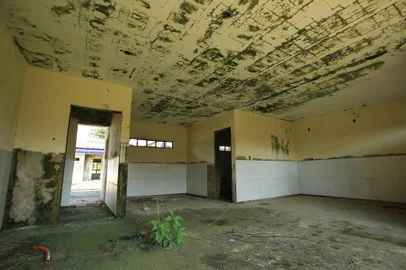 PORTO ALEGRE,RS,BRASIL.2022,01,25.Escola de Educação Infantil Raul Cauduro, no Bairro Mario Quintana, é uma verdaira escola fantasma, muitaspeças foram furtadas,muitas salas destruidas e até telhas que foram empilahadas no telhado para serem levadas.(RONALDO BERNARDI/AGENCIA RBS).<!-- NICAID(14998061) -->