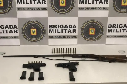 BRIGADA MILITAR PRENDE DUPLA COM 03 ARMAS DE FOGO EM UM BAR EM CAXIAS DOS SUL <!-- NICAID(14998960) -->