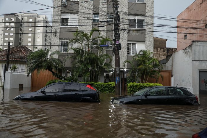 Água só escoa na região do Menino Deus quando nível do Arroio Dilúvio baixa