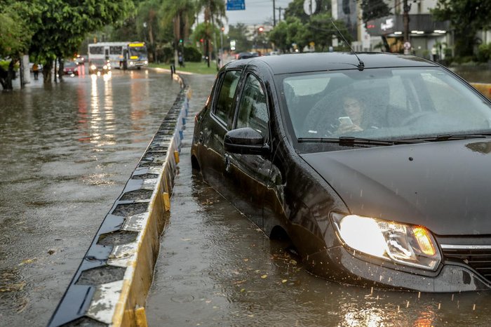 Motorista ficou retida em carro no alagamento