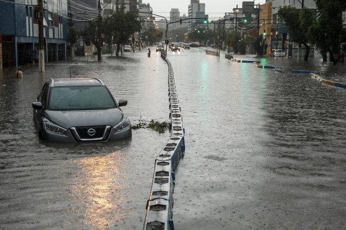 Carros ficaram parcialmente submersos na Erico Verissimo, ponto que tradicionalmente alaga