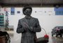 Do carro para a rua: a rotina do artista que interpreta estátua humana e vive em Kombi em Capão da Canoa