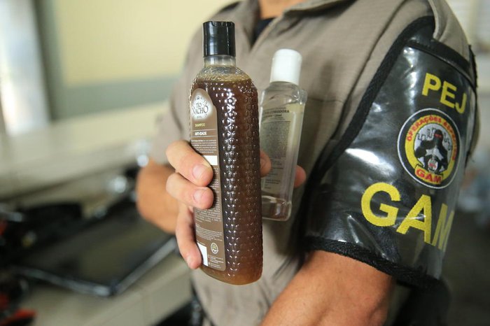 Mel escondido em frasco de xampu e bebida alcoólica