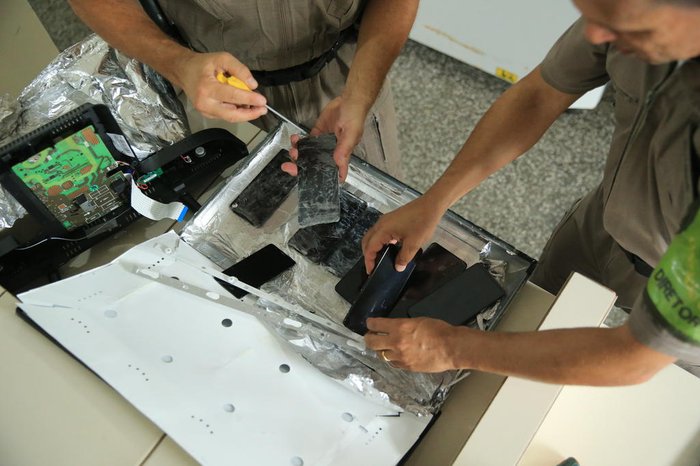Policiais localizam celulares dentro de televisão