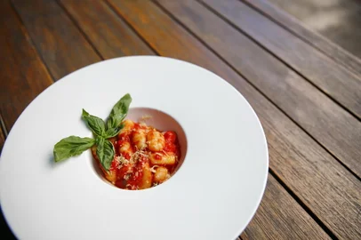 PORTO ALEGRE, RS, BRASIL 19-02-2020: Foto das receitas de nhoque para caderno Destemperados, com o chef Alexandre Baggio. Na foto, receita de nhoque de batata com molho de tomate (FOTO FÉLIX ZUCCO/AGÊNCIA RBS, Caderno Destemperados).<!-- NICAID(14424763) -->