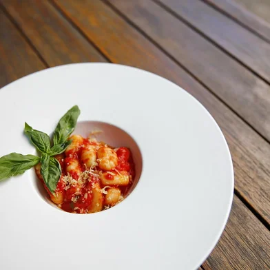 PORTO ALEGRE, RS, BRASIL 19-02-2020: Foto das receitas de nhoque para caderno Destemperados, com o chef Alexandre Baggio. Na foto, receita de nhoque de batata com molho de tomate (FOTO FÉLIX ZUCCO/AGÊNCIA RBS, Caderno Destemperados).<!-- NICAID(14424763) -->